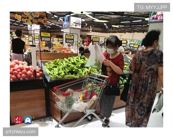 刷到李梓嘉逛菜市场的那张照——他的包比我房租还贵